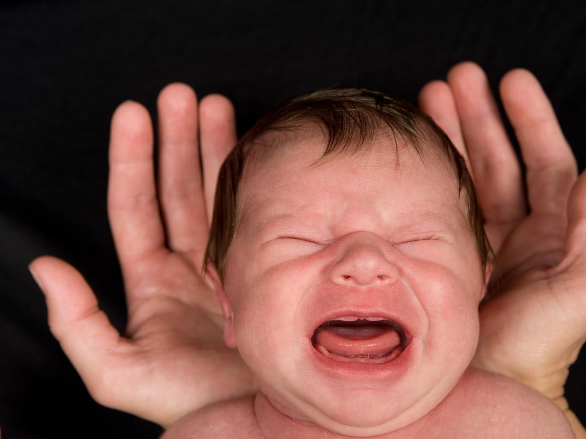 niemowlak krzyczy