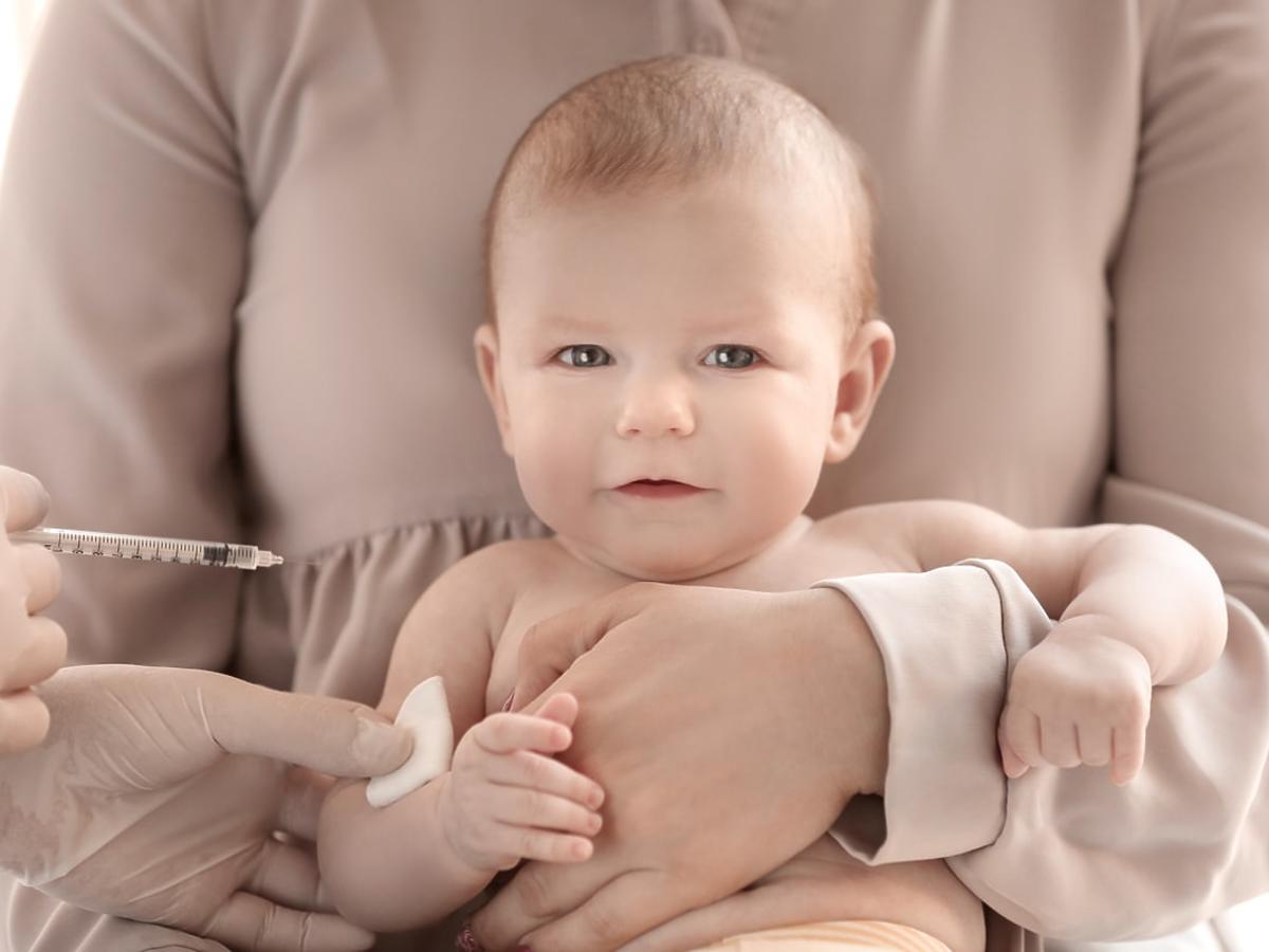 niemowlę bezpieczne w ramionach mamy po szczepieniu