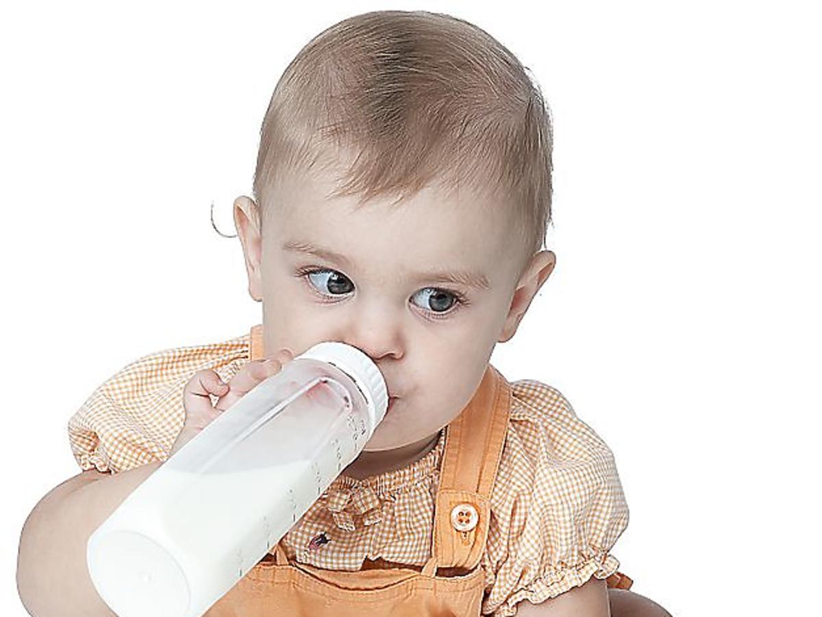 niemowlę, butelka, karmienie butelką, mleko