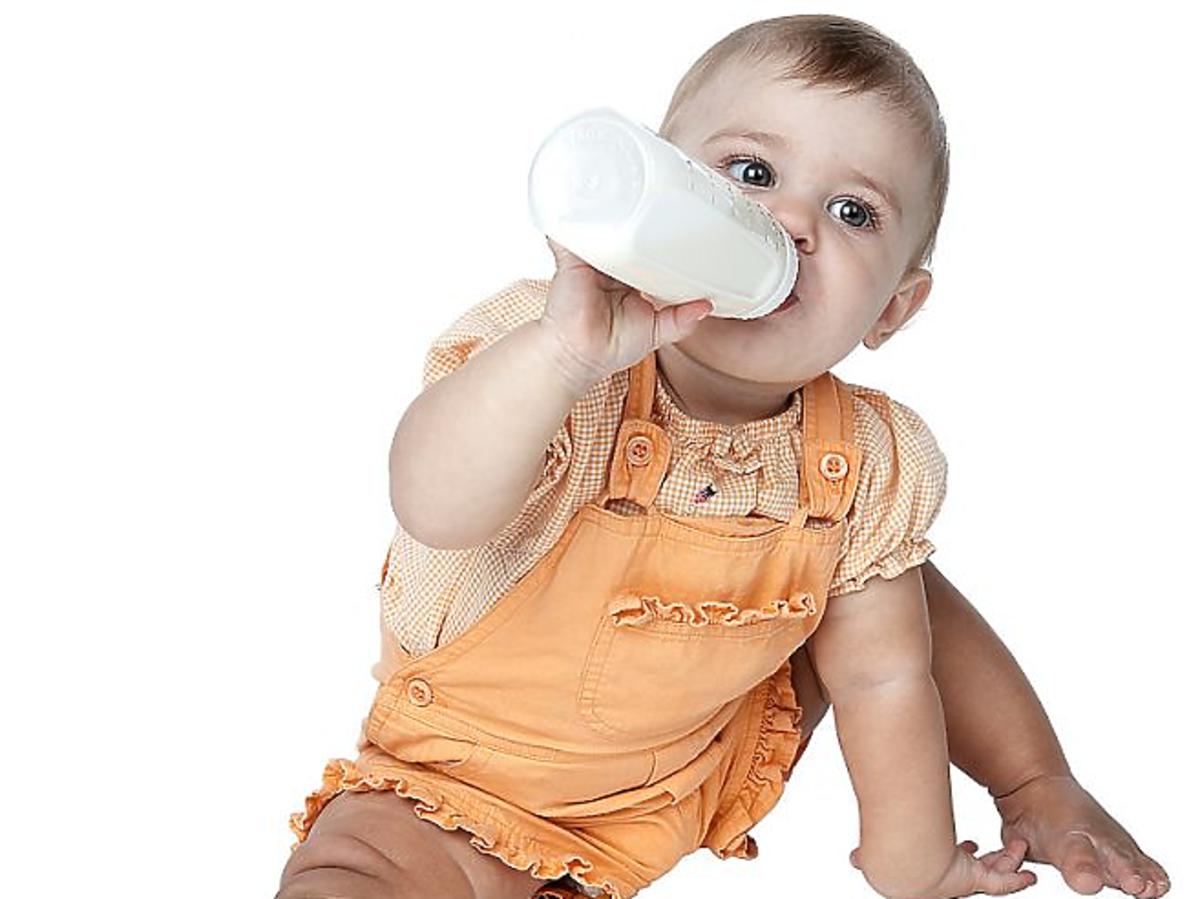 niemowlę, karmienie butelką, butelka, mleko