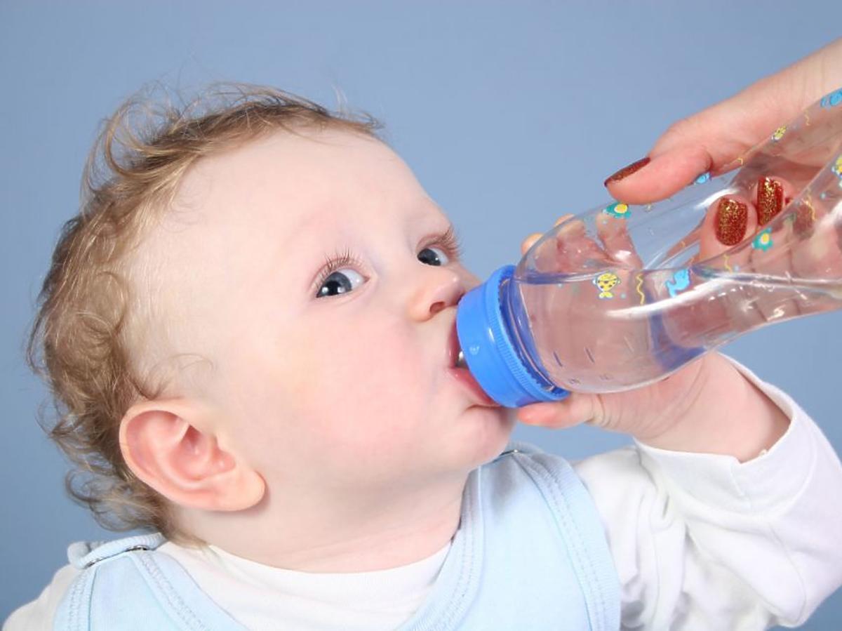 niemowlę, karmienie butelką, woda