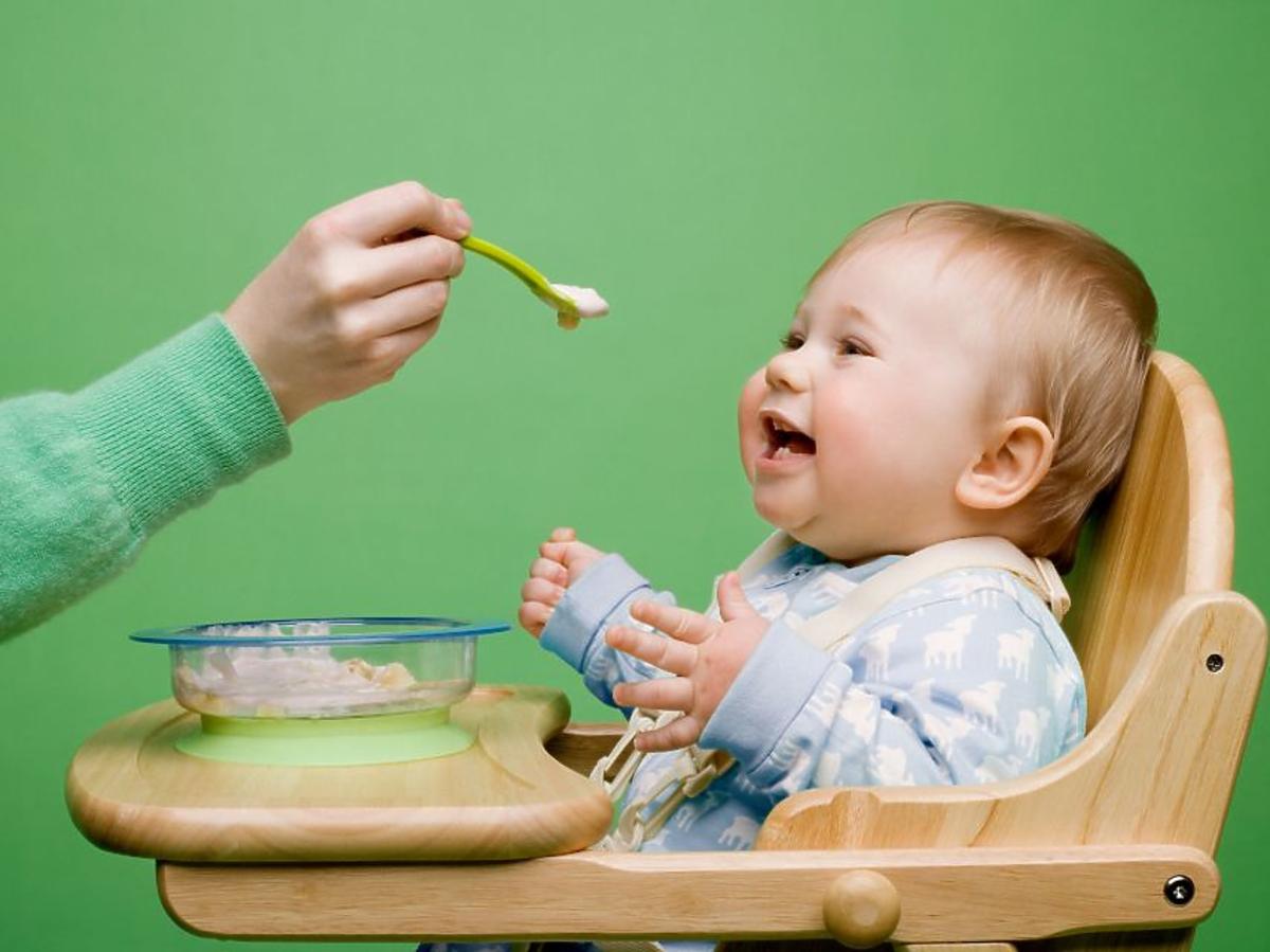 niemowlę, kuchnia, karmienie dziecka, miseczka, łyżeczka