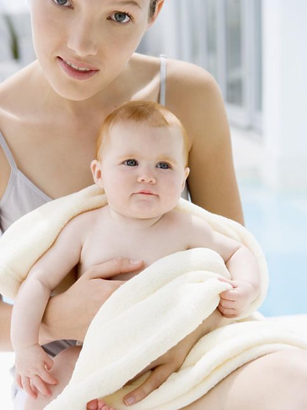 niemowlę, mama, kąpiel, ręcznik, pielęgnacja ciała