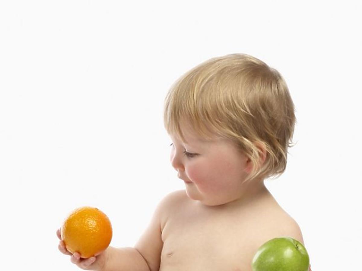 niemowlę, owoce, jabłko, pomarańcza, karmienie niemowlaka