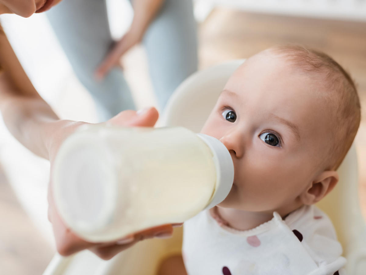 niemowlę pijące mleko