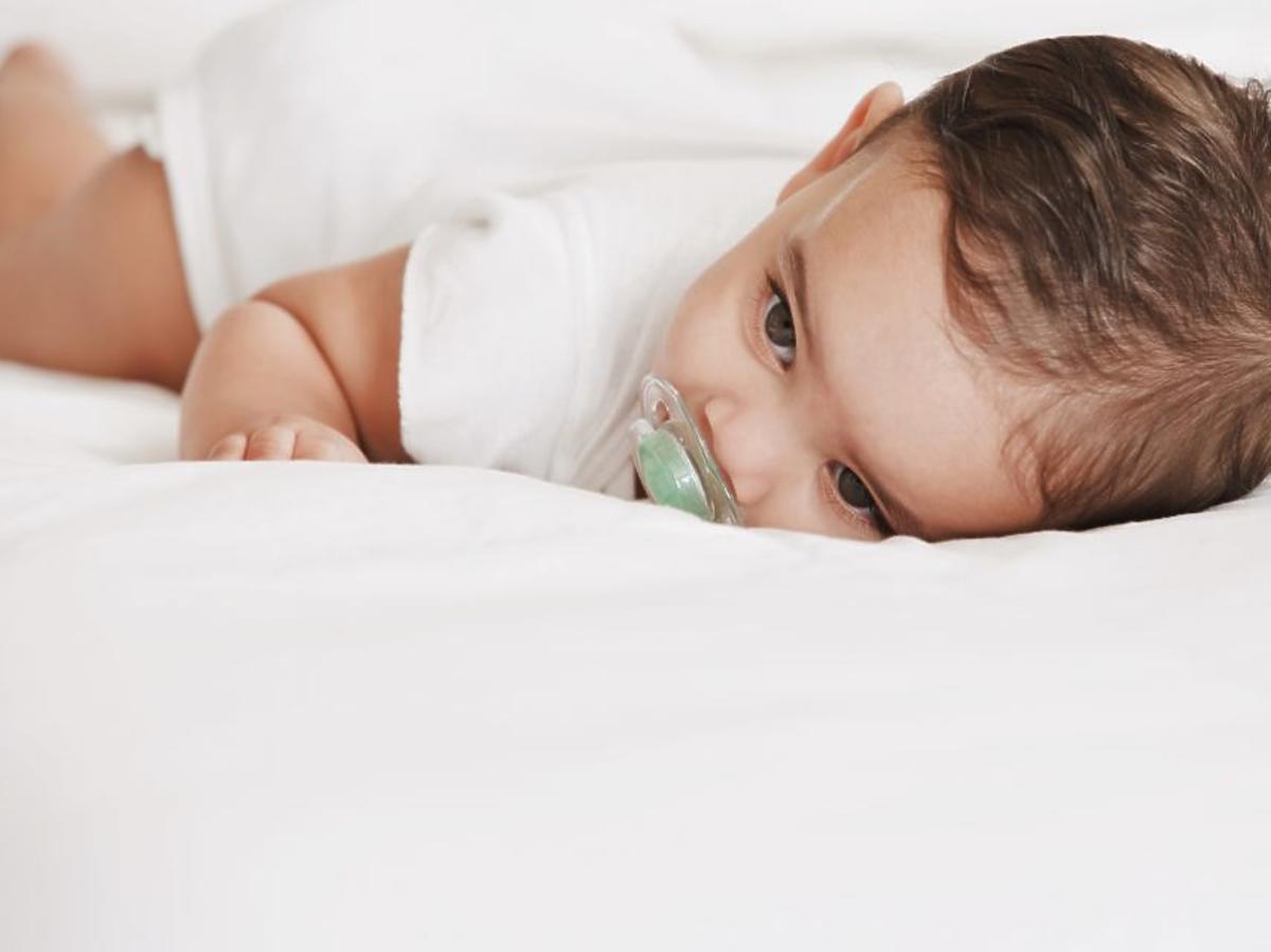 jak nauczyć dziecko spać w łóżeczku