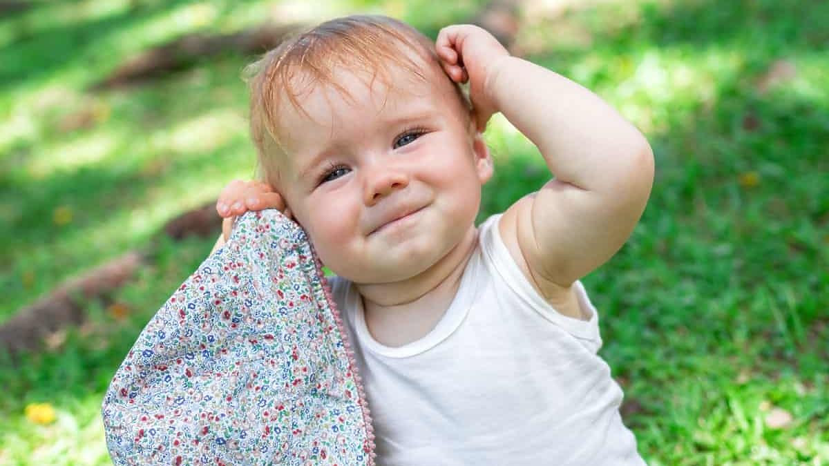 Niemowlę Się ślini I Wystawia Język Niemowlę się poci – najczęstsze przyczyny, co robić?