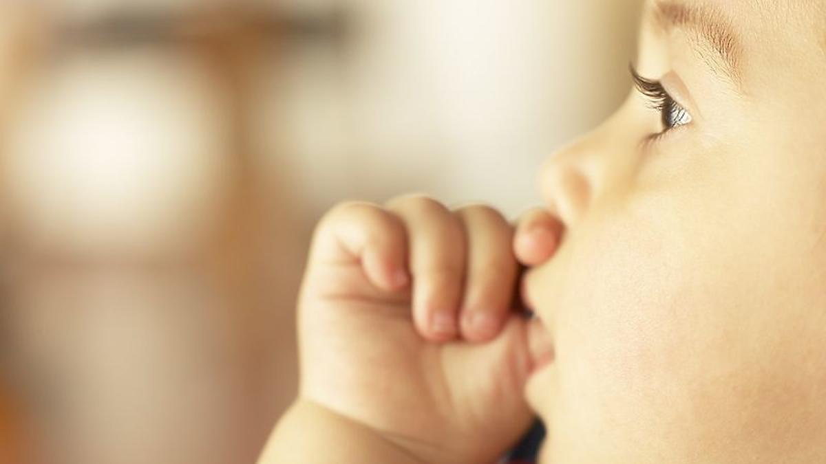 Ssanie Kciuka U 2 Miesięcznego Niemowlaka Ssanie kciuka