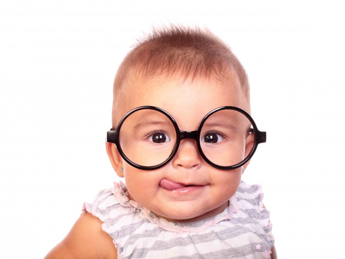 niemowlę w okularach