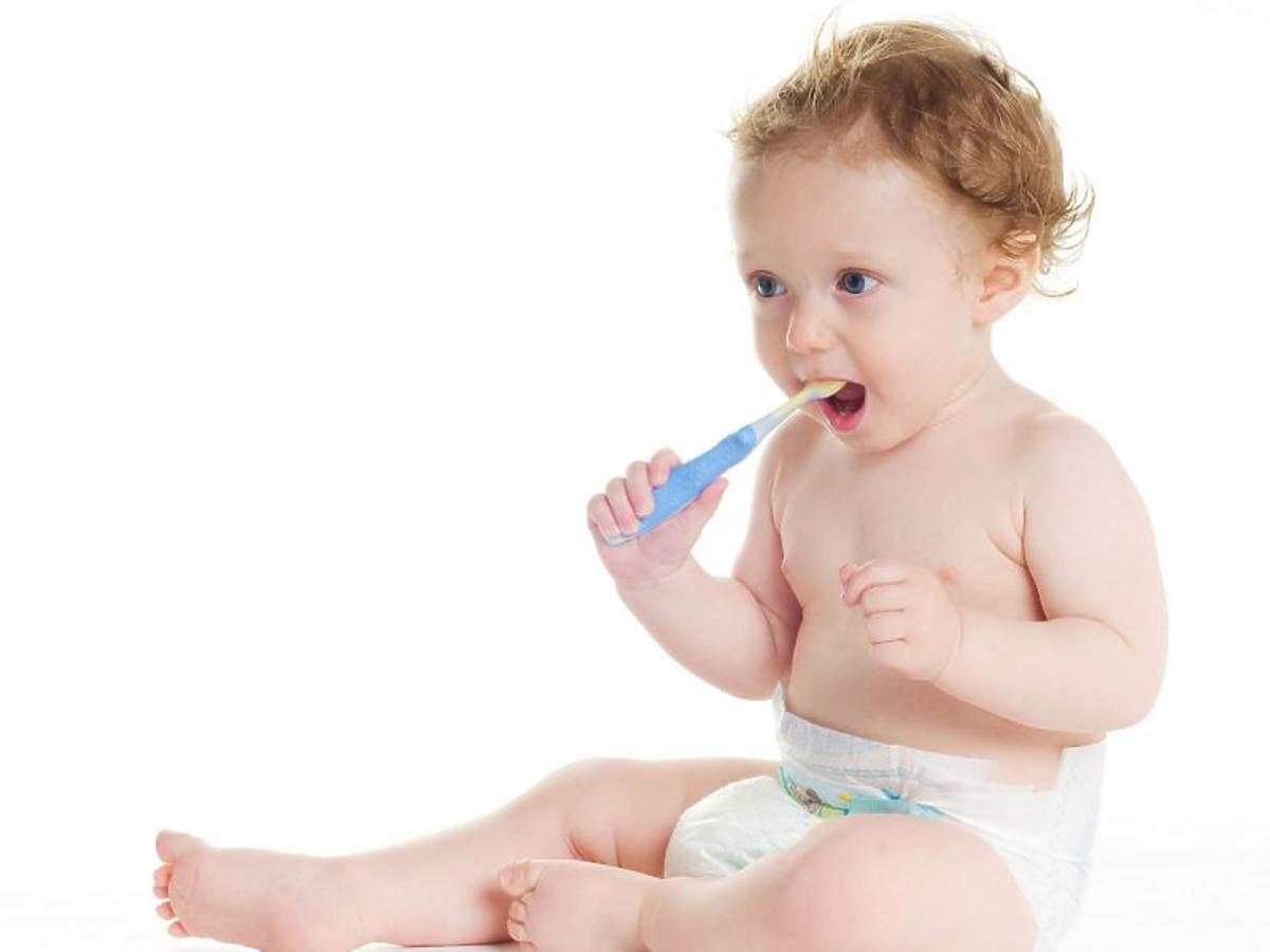 niemowlę, ząbki, mycie zębów, szczoteczka do zębów