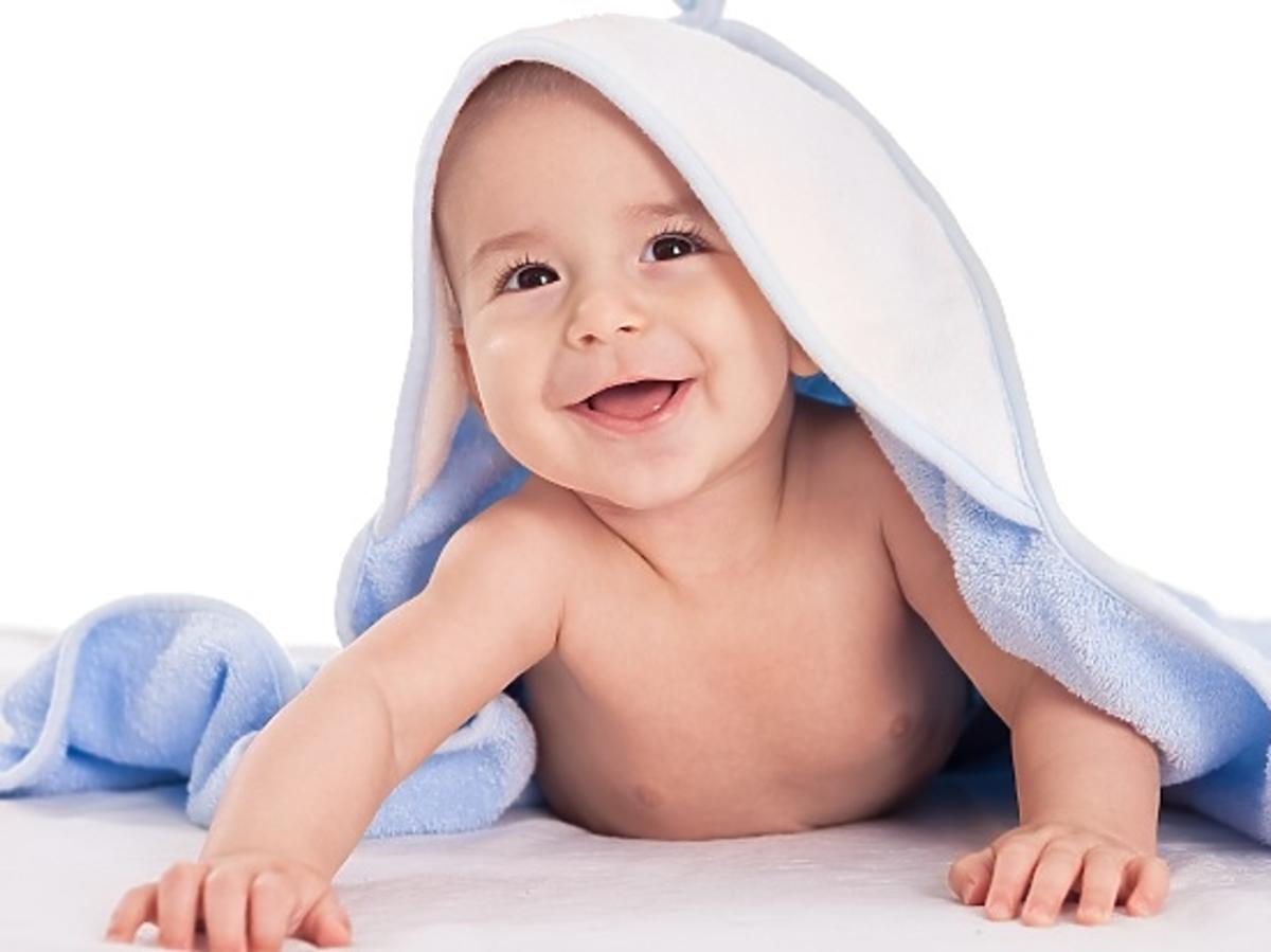 niemowlę zawinięte w ręcznik