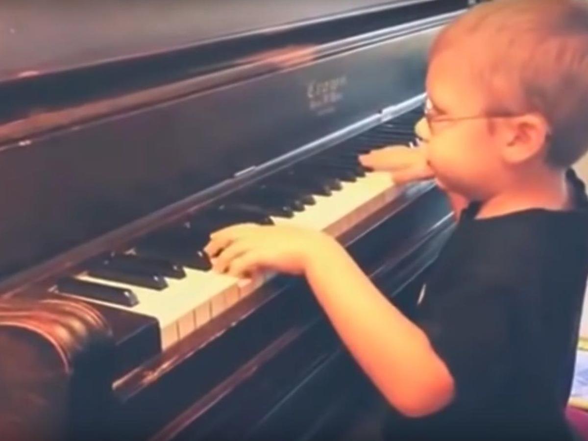 Niewidomy sześciolatek gra na pianinie utwory zespołu Queen