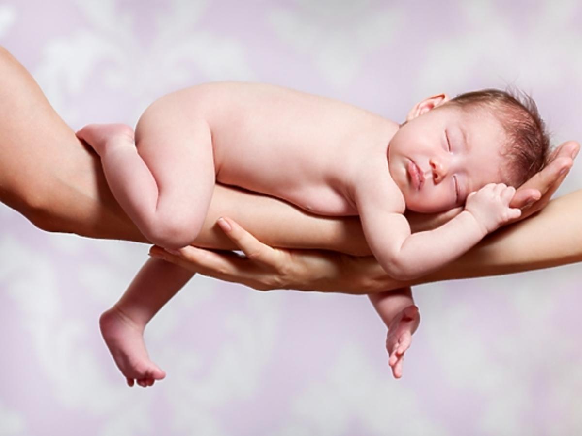 Noworodek na rękach rodziców - pierwsze dni z noworodkiem