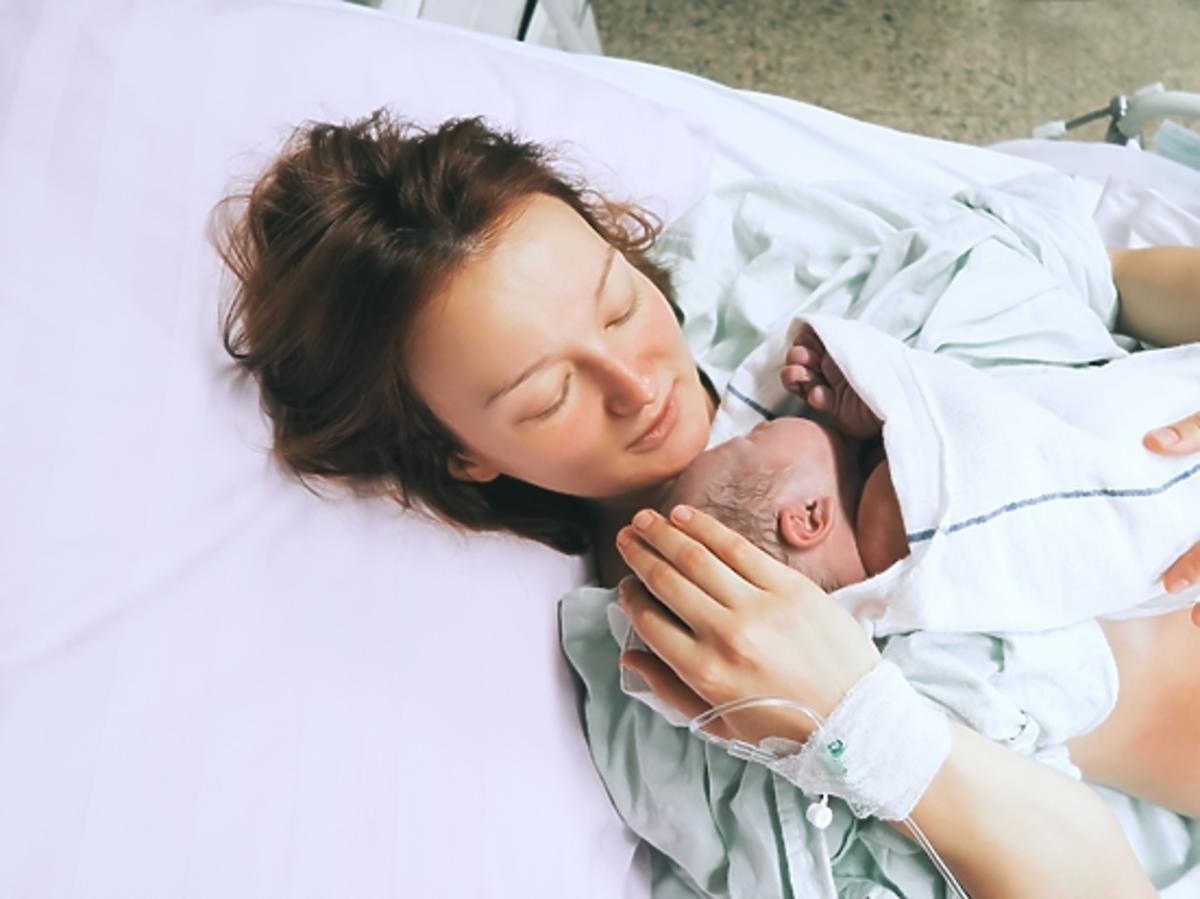 noworodek u mamy po porodzie 