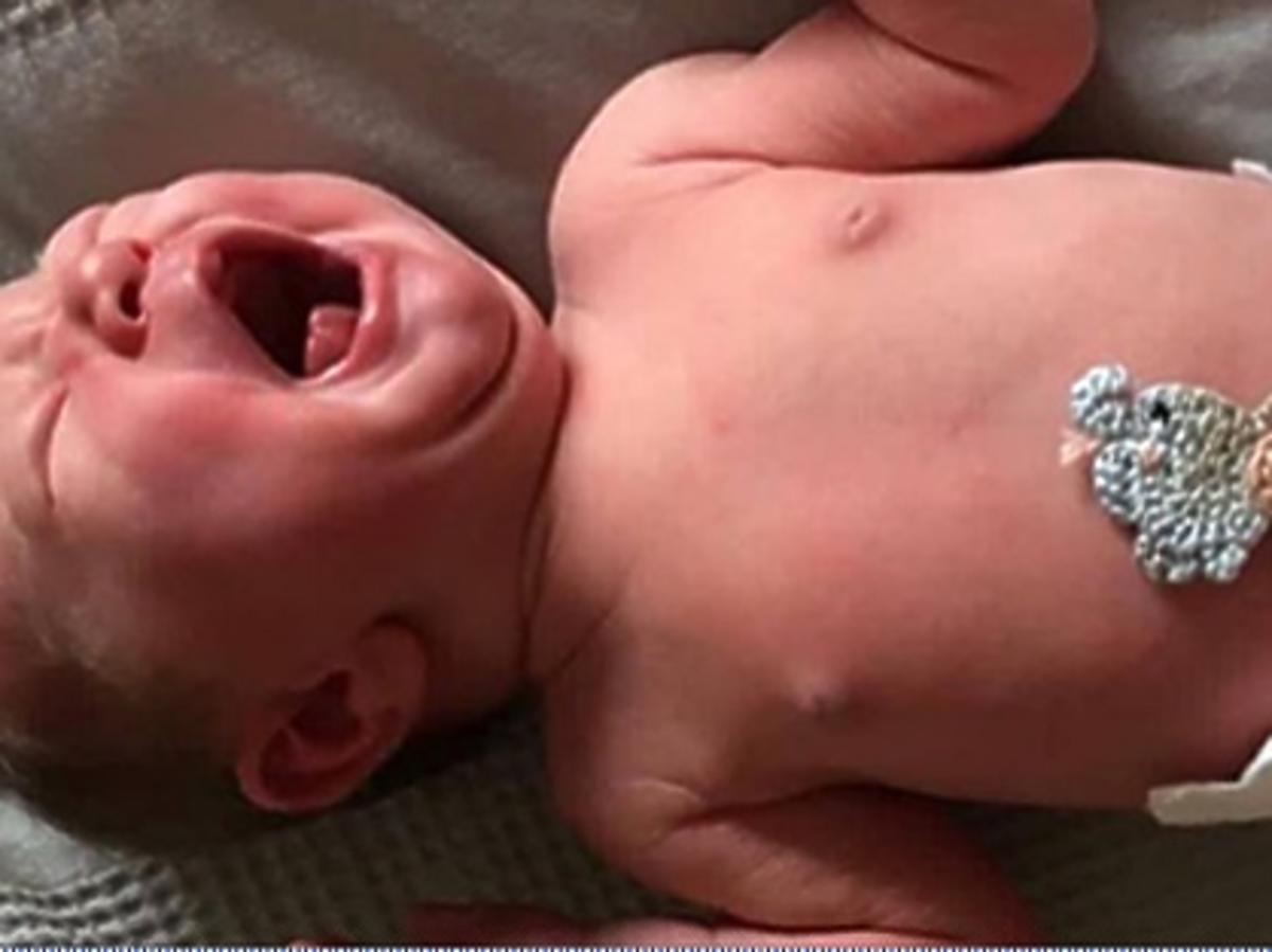 Nowy trend w pielędnacji pępka noworodka - sznurek na kikut pępowinowy