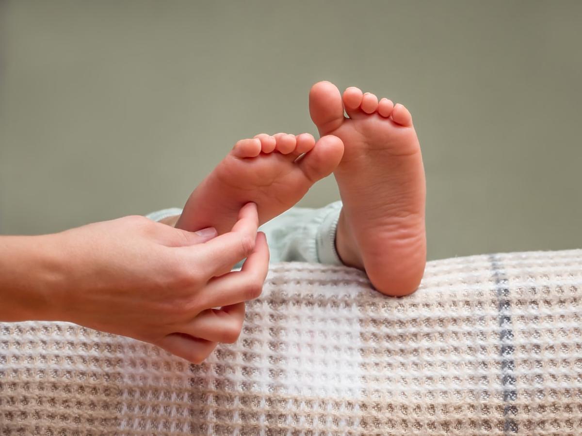 objawy koronawirusa u dzieci na stopach