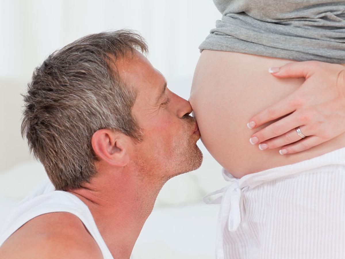 Objawy porodu to m.in. obniżenie miednicy, odejście czopa sluzowego, skurcze przepowiadające