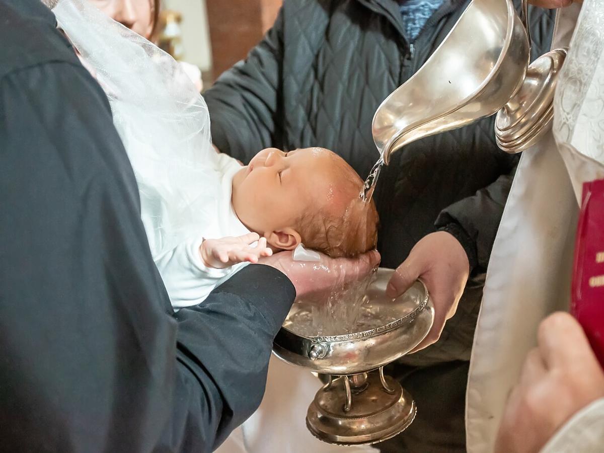 Obrzęd chrztu w kościele katolickim (co to jest, po co jest, jak wygląda)