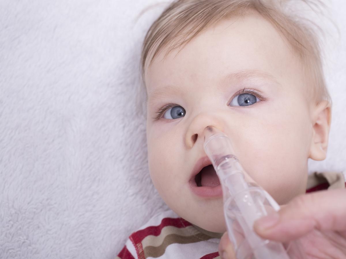 Czyszczenie noska u niemowlaka