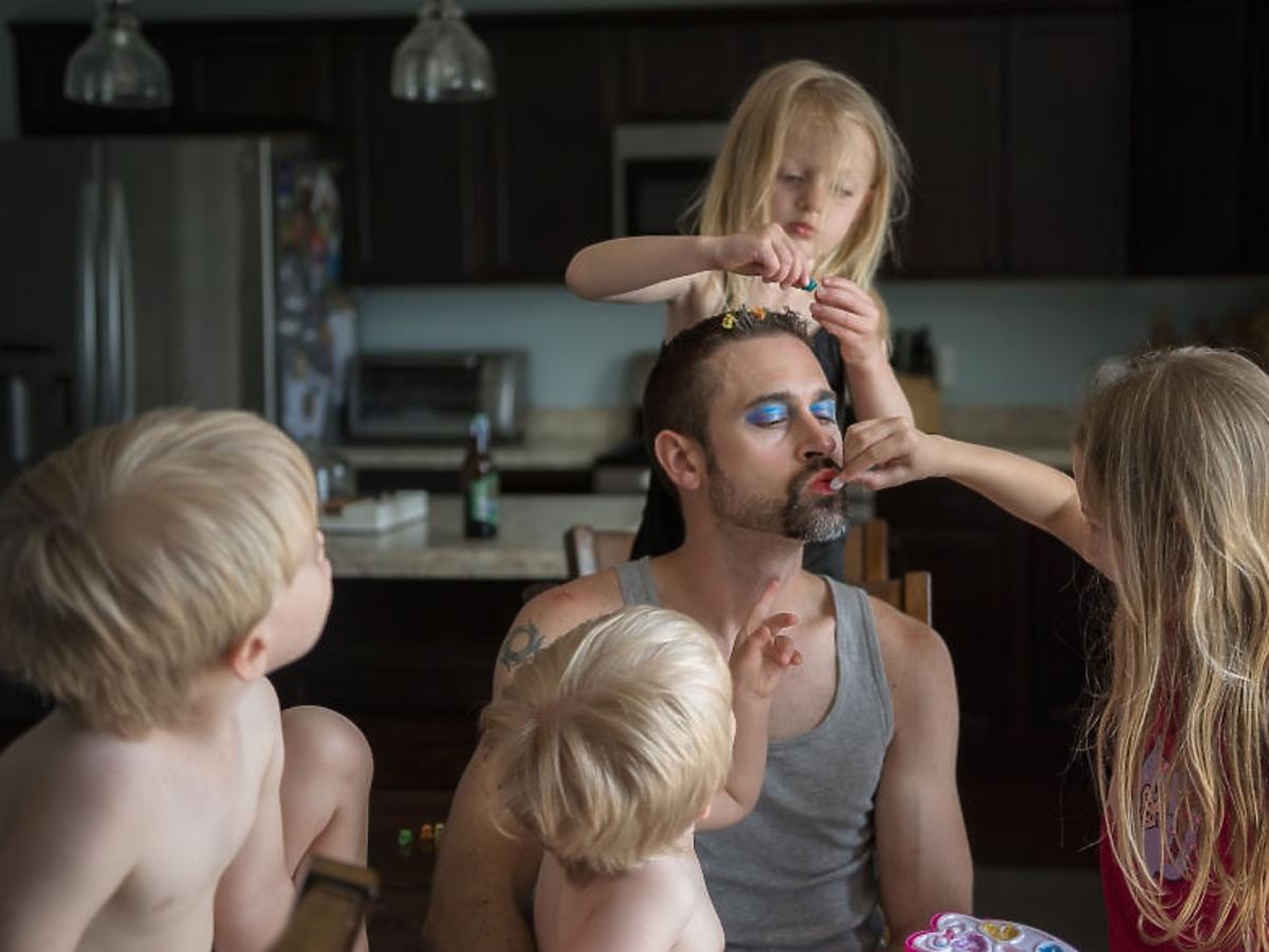 ojciec bawi się z dzieciakami  - makijaż i fryzura