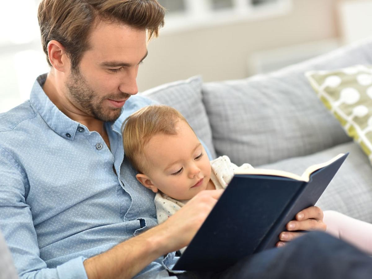 ojciec czyta dziecku