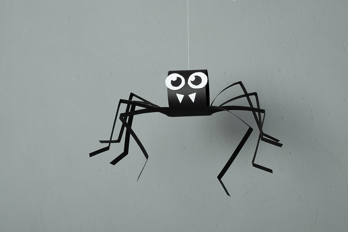 Ozdoby na Halloween - papierowy pająk 1