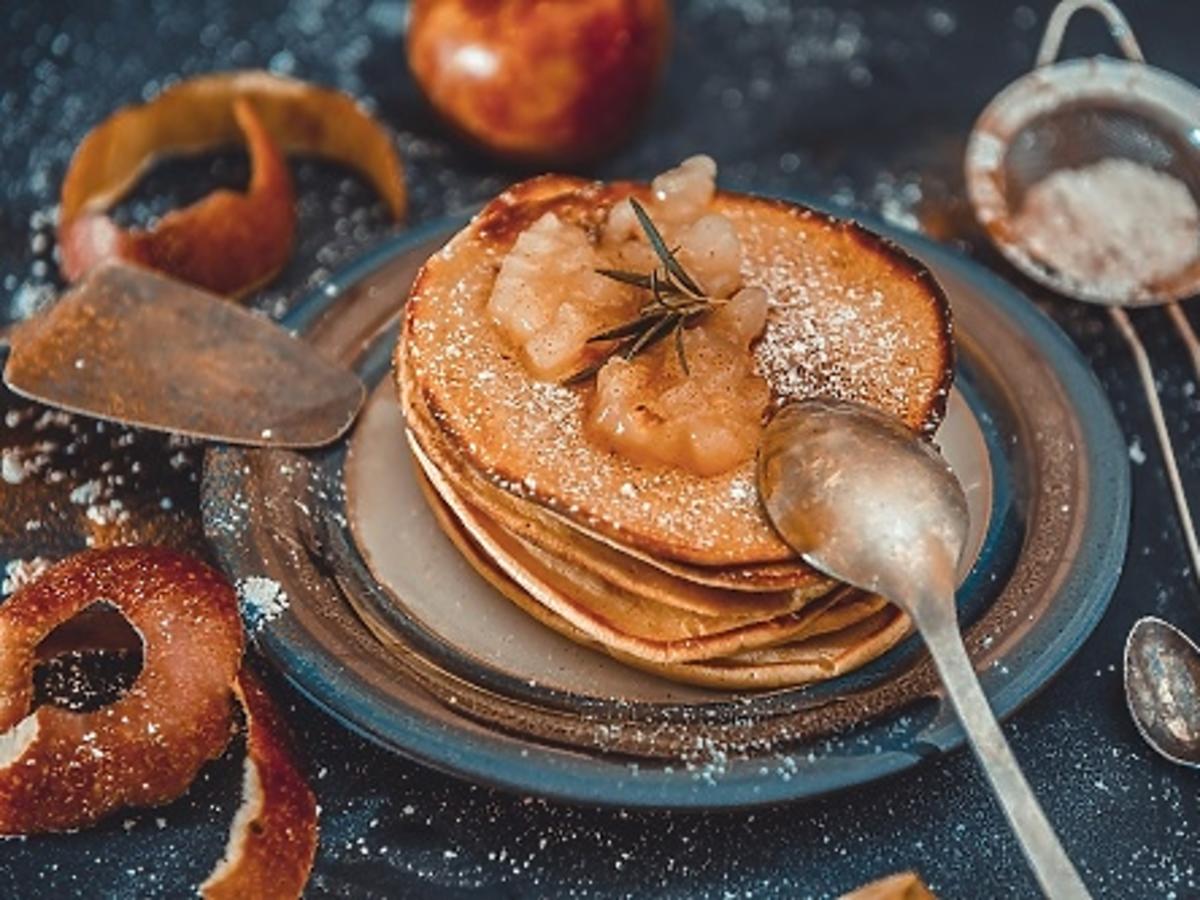 Pancakes z prażonymi jabłkami i cynamonem 