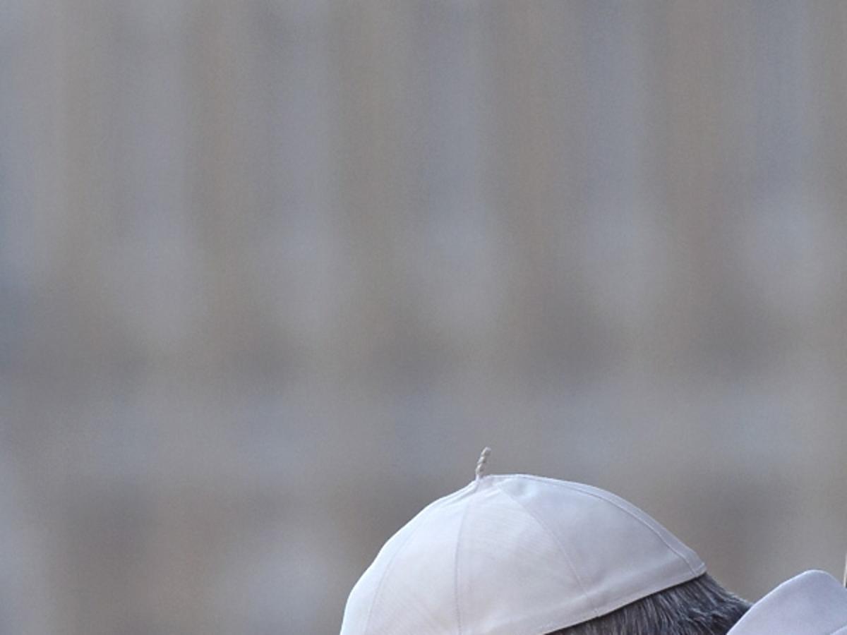 Papież Franciszek w obronie dzieci płaczących na mszy