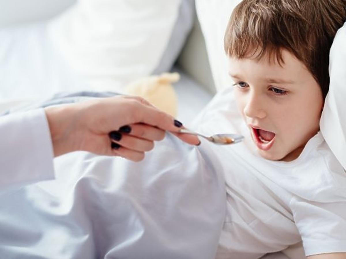 Paracetamol dla dzieci – lepiej w czopku czy syropie?
