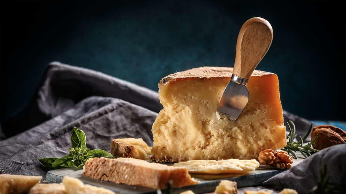 Parmezan w ciąży czy można jeść, właściwości, na co uważać?