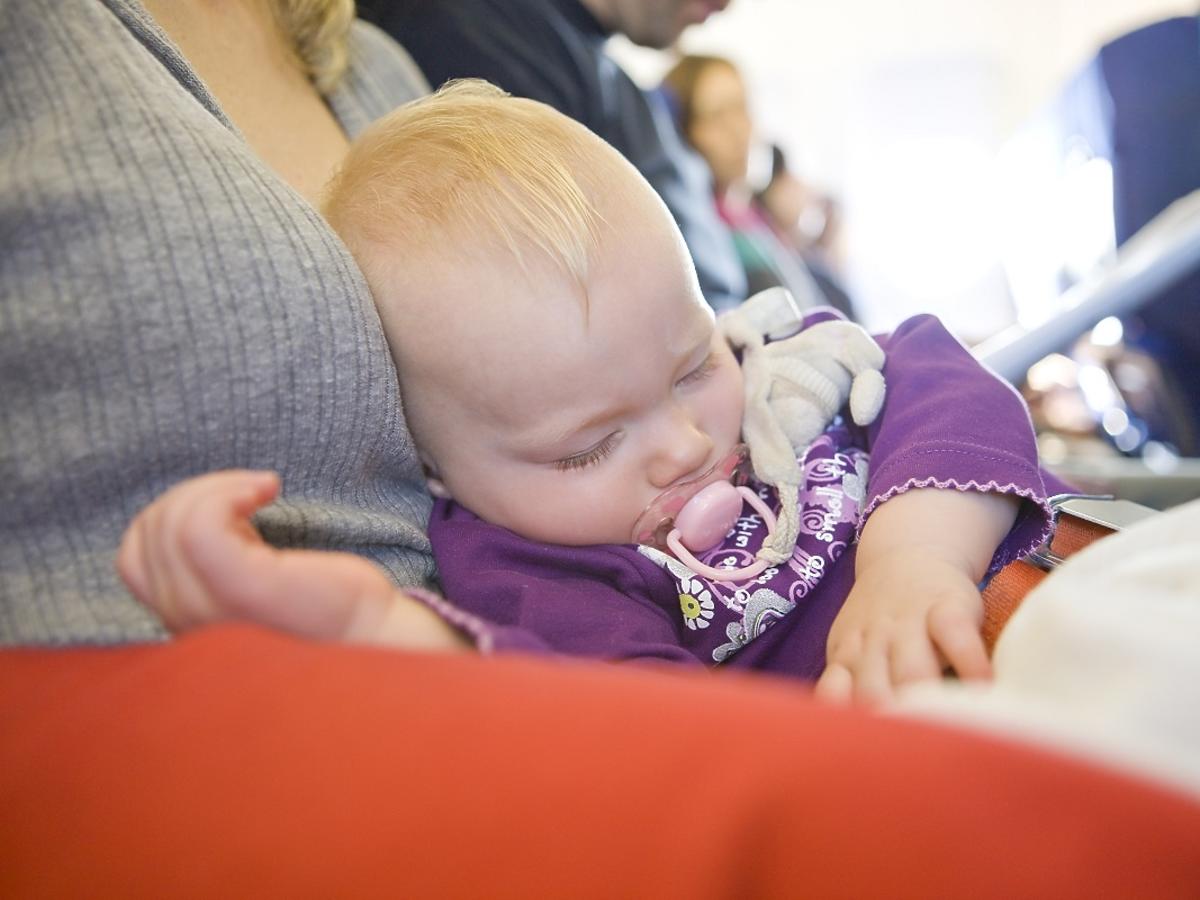 Pasażerka awanturowała się, że musi lecieć w samolocie obok mamy z dzieckiem