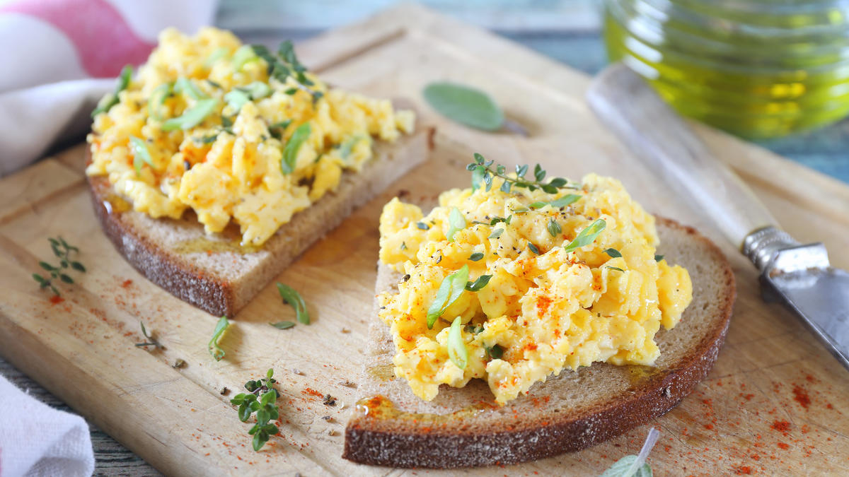 Pasta jajeczna dla niemowlaka od kiedy i z czym można ją podać? [PRZEPIS]