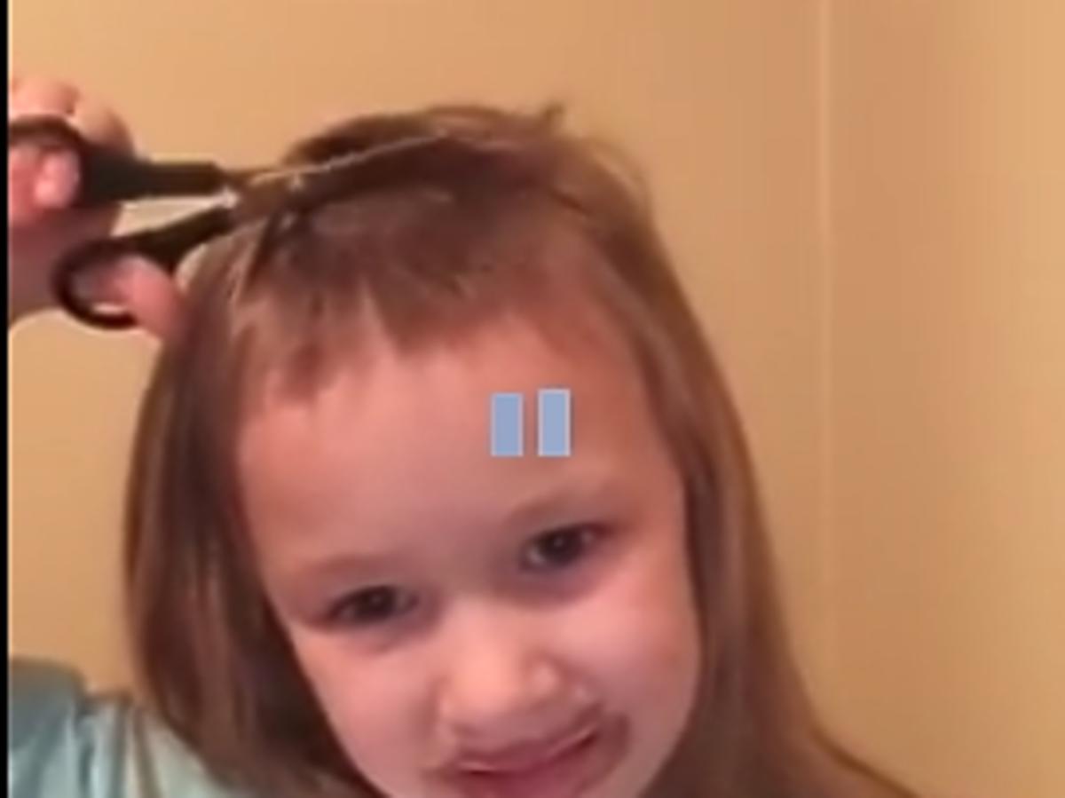 pięciolatka samodzielnie obcina sobie włosy