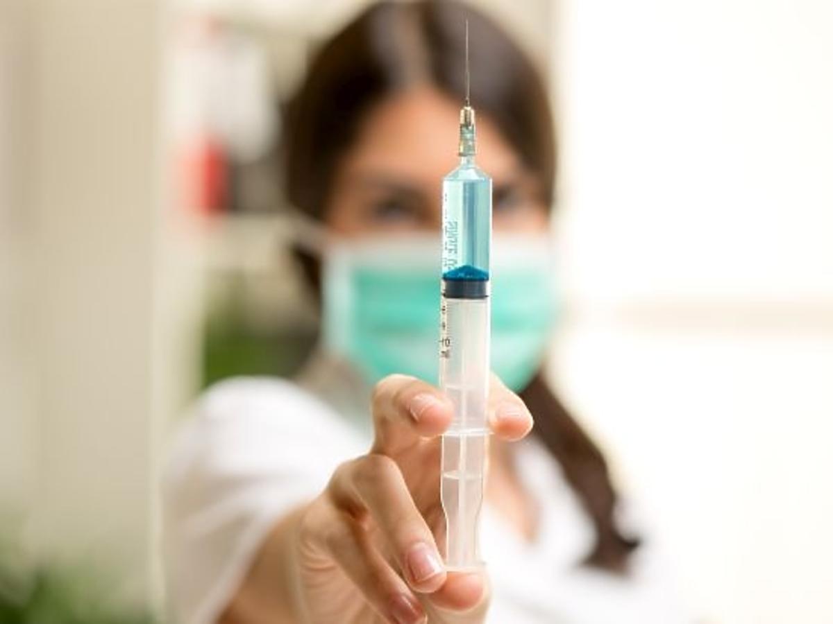 pielęgniarka podaje szczepionkę