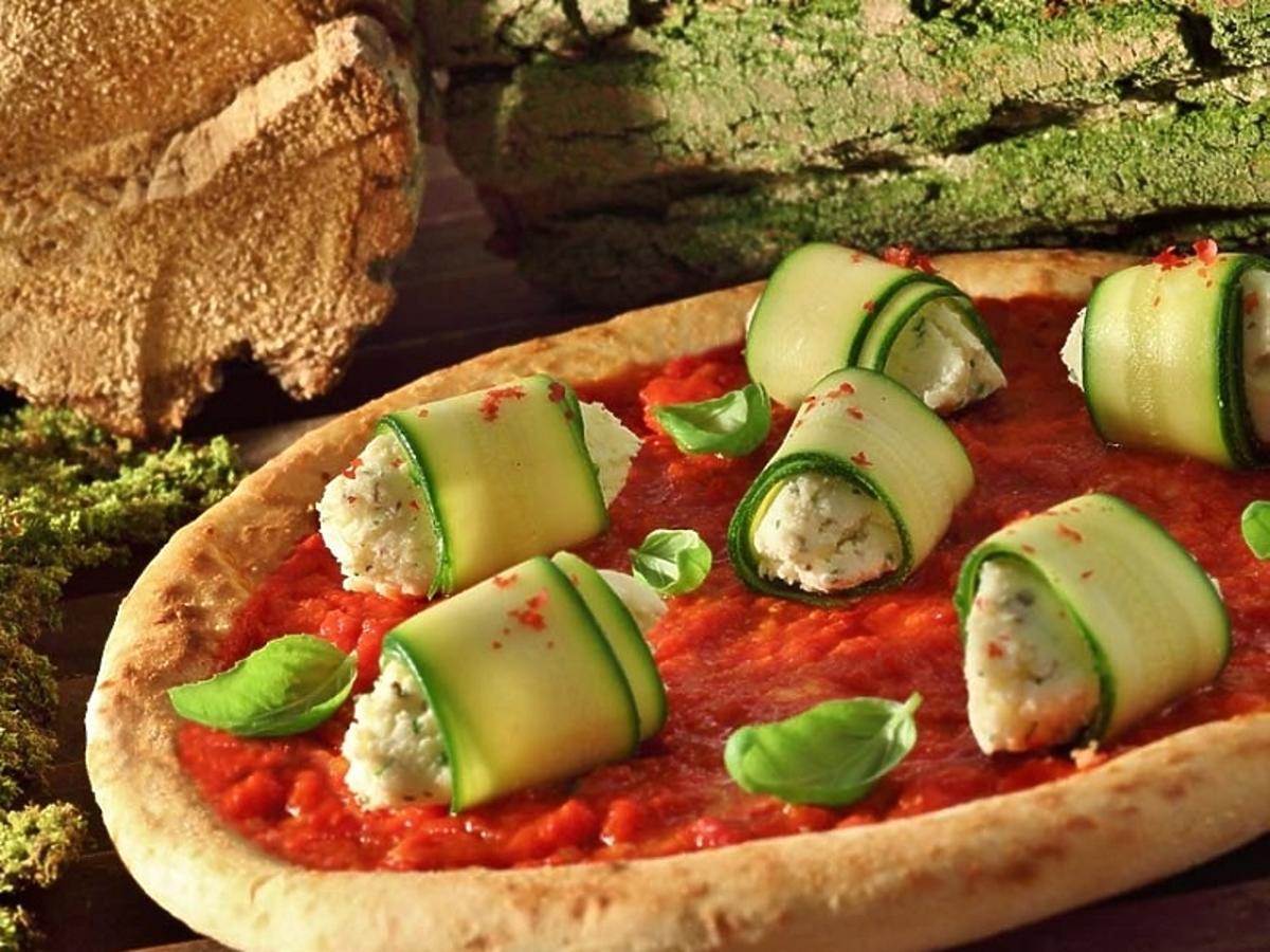 Pizza z cukinią, kozim serem i ziołami - przepis na pizzę