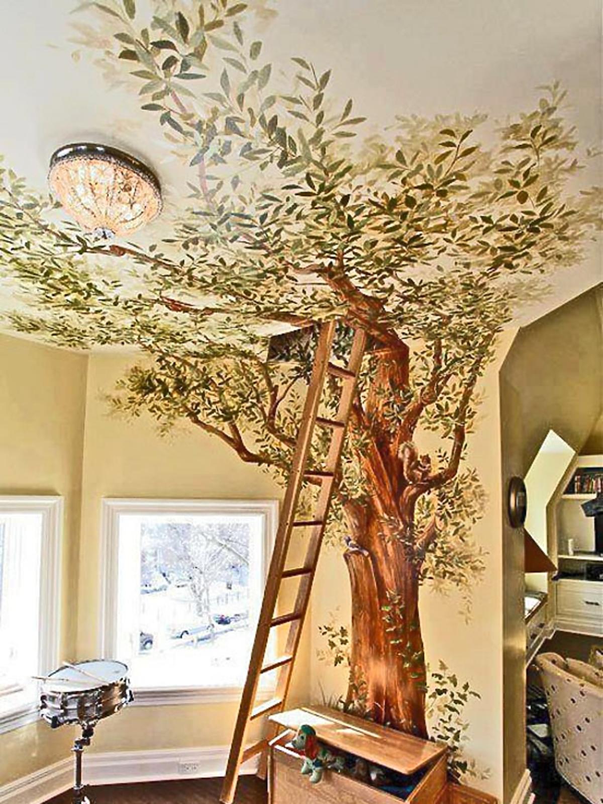 Pokój z malowanym drzewem