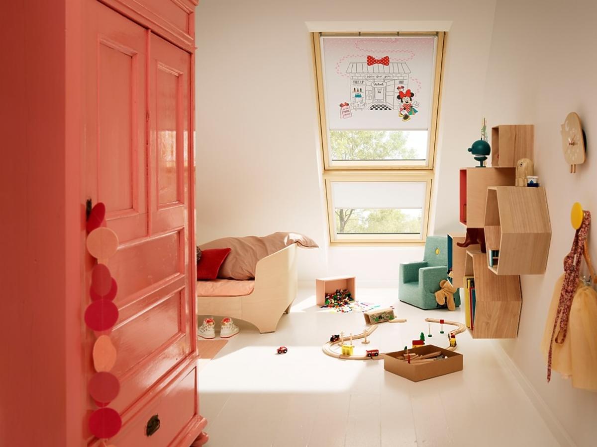 pokój dziecka na poddaszu w pastelowych kolorach.jpg