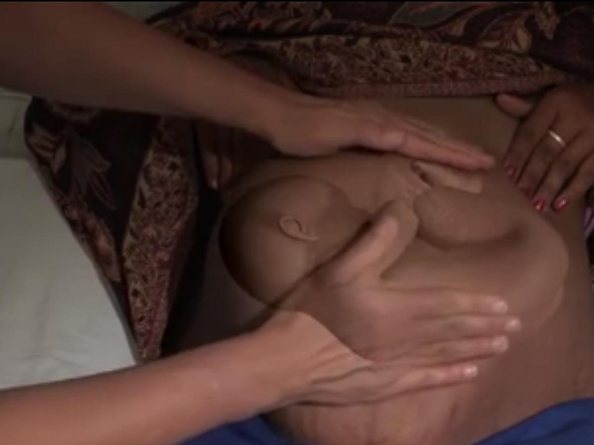 Położna sprawdza, jak jest ułożone dziecko w brzuchu mamy.