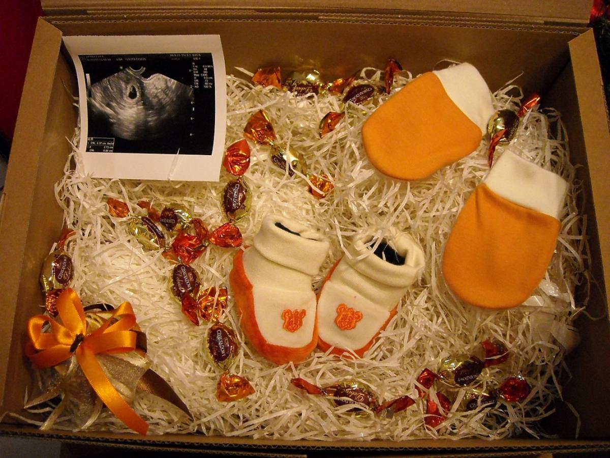prezent, buciki niemowlaka, rękawiczki dla niemowlaka