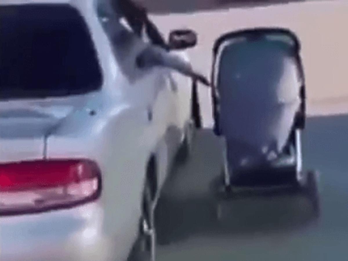 Prowadzi wózek przez okno samochodu