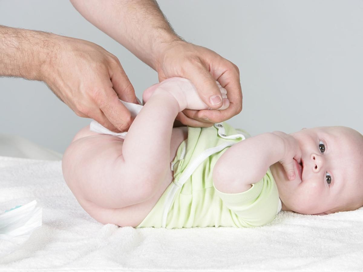 przewijanie noworodka, jak przewinąć dziecko, zmiana pieluchy