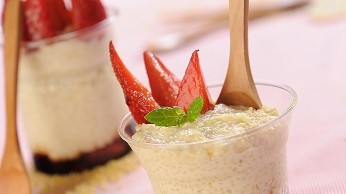 Pudding z kaszy jaglanej z truskawkami