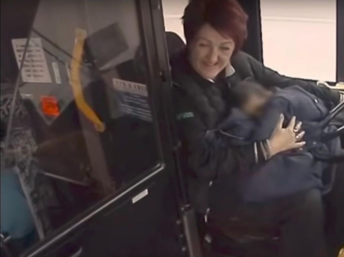 Roczne dziecko samo na ulicy uratowane przez kierowcę autobusu