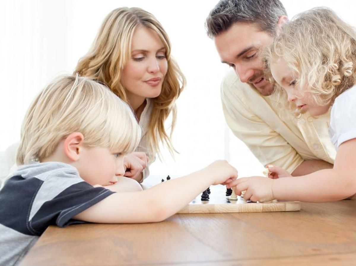 rodzice, mama, tata, dziecko, szachy, gra planszowa