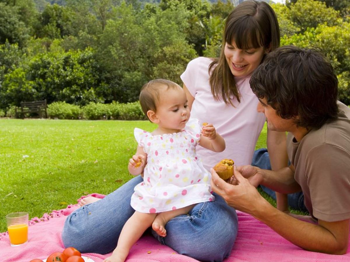 rodzice, niemowlę, majówka, piknik