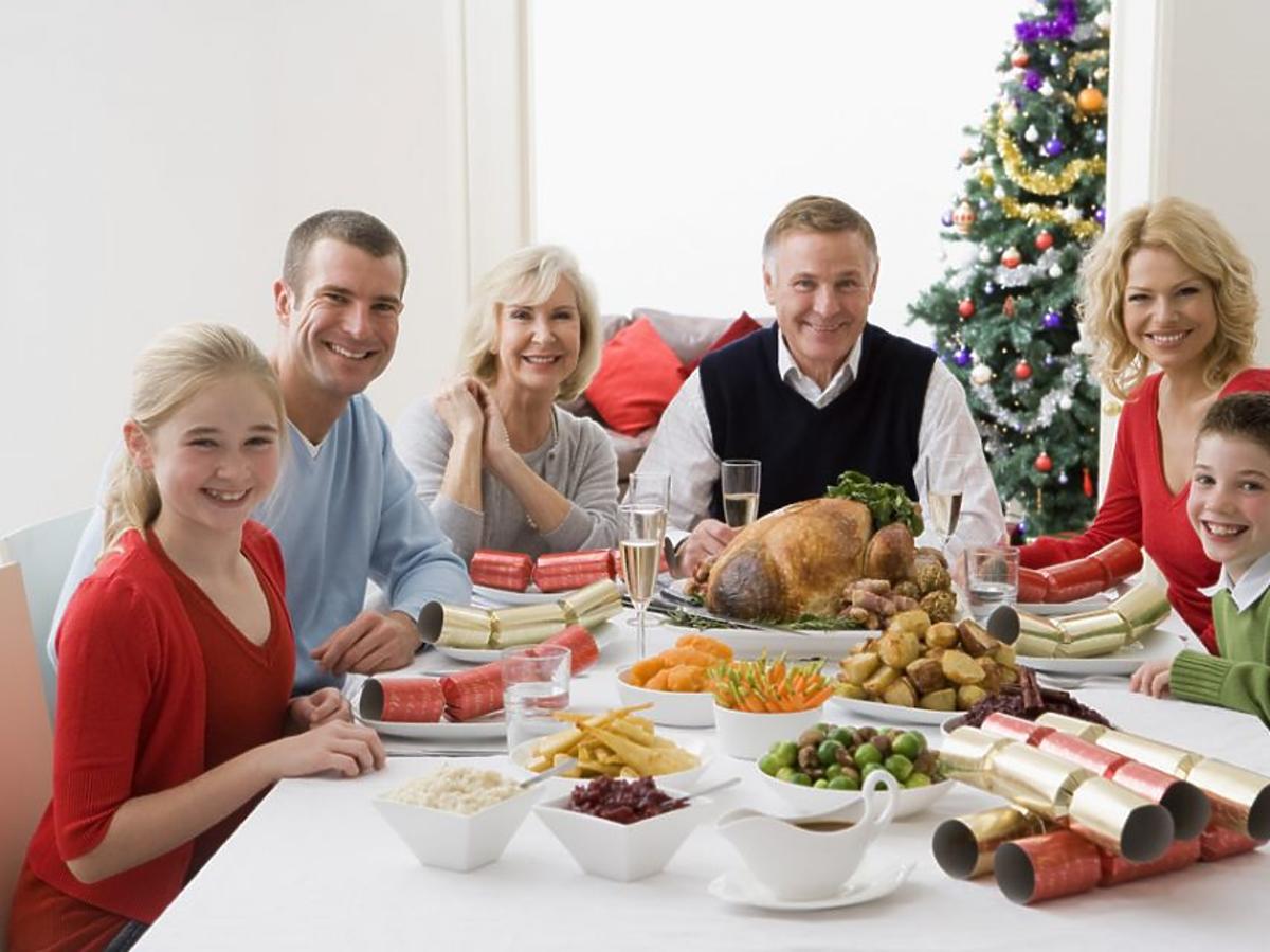 rodzina, mama, tata, dzieci, stół, święta, choinka, Boże Narodzenie