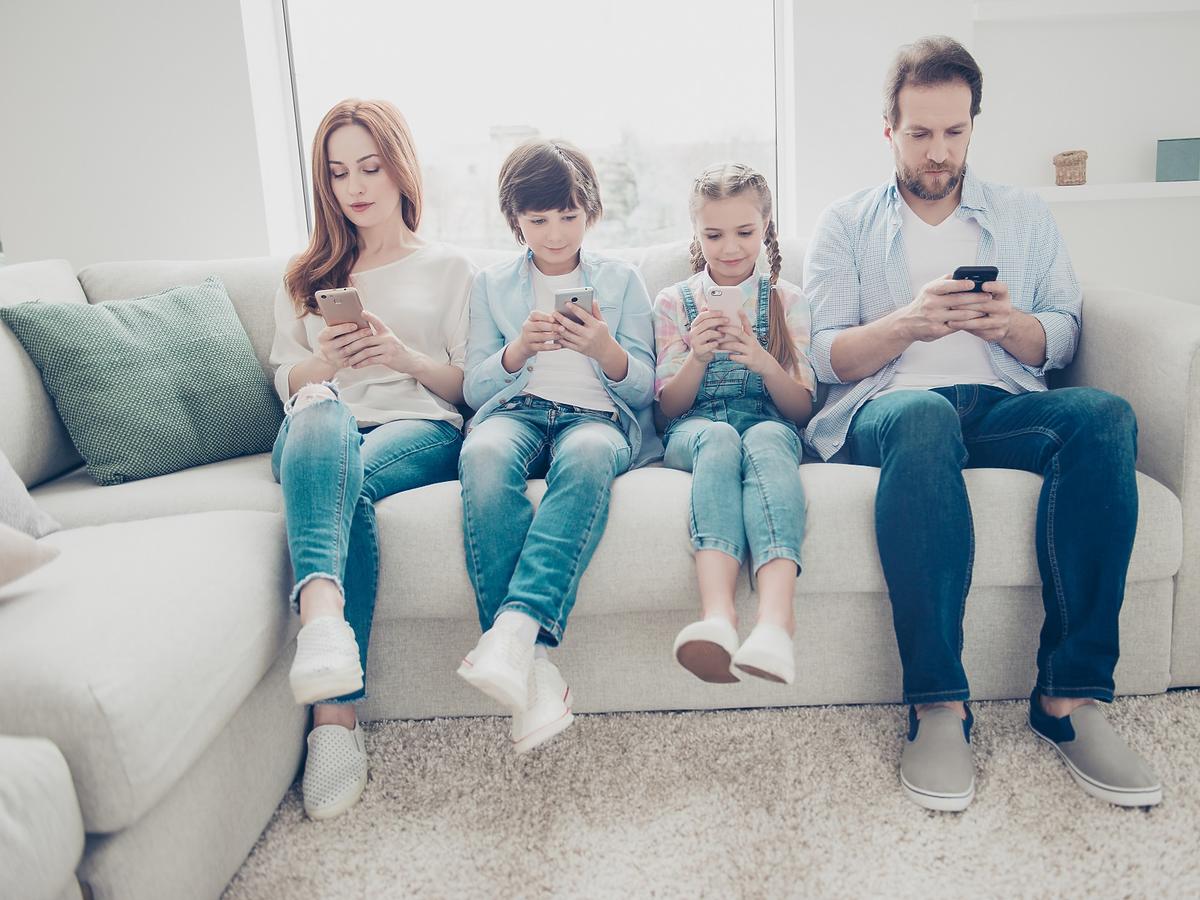 Rodzina ze smartfonami