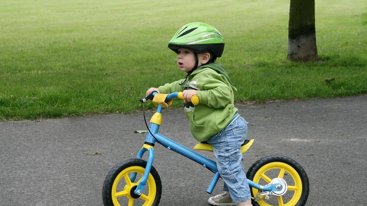 Дети катаются на беговеле. Мальчик на трехколесном велосипеде. Детские велосипеды для детей. Дети катаются на велосипеде. Трехколесный велосипед для детей.