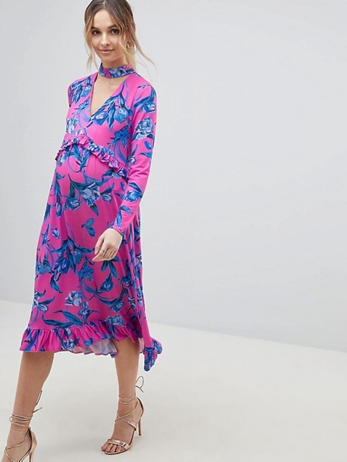 różowa sukienka ciążowa w niebieski wzór i z falbankami modna
