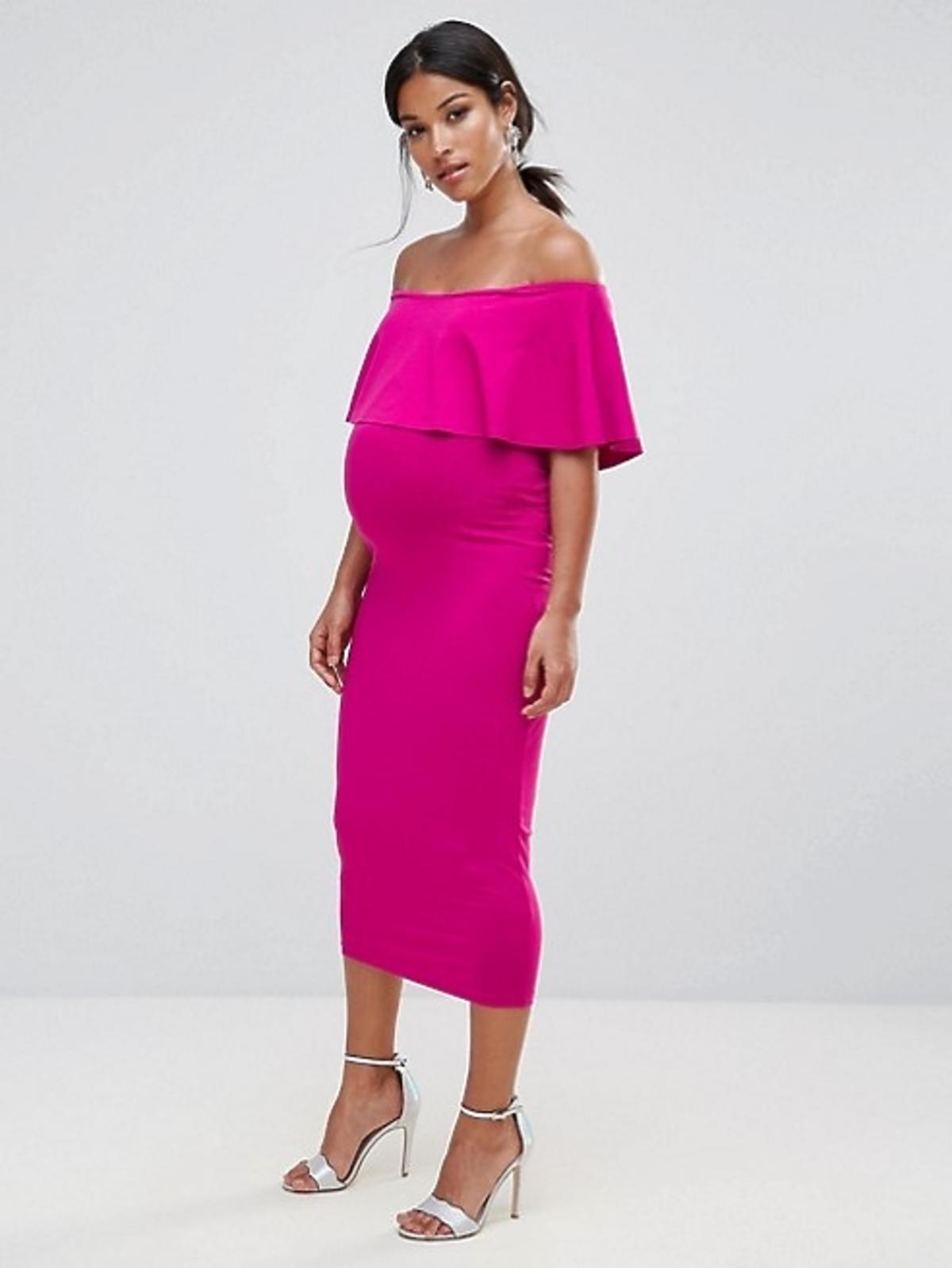 różowa sukienka ciążowa z falbana przy dekolcie modna